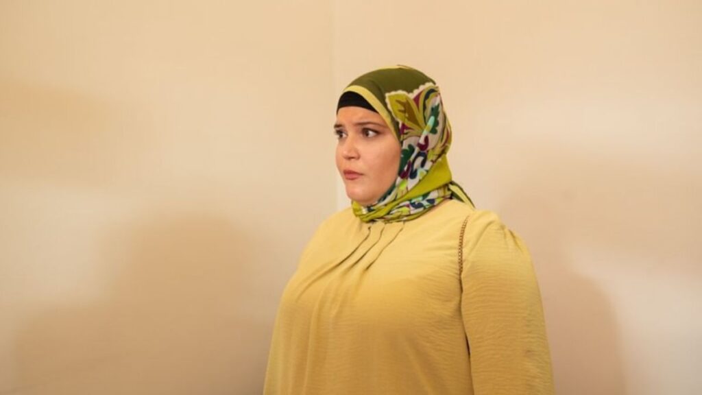 Пълният синопсис на Епизод 106 от „Шербет от червена боровинка“ е публикуван.

Ишъл, която е получила съобщението, се опитва да разбере кой го е изпратил. Тя дори е отишла в болницата и е открила, че Корай е оцелял след стрелбата на Мустафа, но е в кома. Осъзнавайки, че животът с Апо няма да продължи дълго, тя отива при Лео и му разказва плана си: ще отвори бутик и ще допринесе активно за фалита на Уналовите, а след това просто ще си тръгнат заедно. Междувременно Апо продължава усърдно да спазва закона на шериата, като се моли и посещава Мустафа. Ниляй също пристига в клиниката с него. Виждайки съпруга си, тя не може да сдържи сълзите си – дъщерята на Севтап е сигурна, че старият Мустафа се е върнал. Докато Ниляй не искаше да вижда съпруга си в предишния епизод, сега тя казва на Зулфикар колко много иска да се съберат отново. Самата Севтап е обсебена от това да си намери младоженец. Докато се разхождала по кея, тя видяла Асил на яхтата и дори се опитала да се престори, че е припаднала пред него, но без резултат. Роднината на Асуде не се хвърлил в краката ѝ и като цяло бил доста изненадан от поведението на жената. Той бил далеч по-загрижен за самата яхта и разправата си с Фатих.