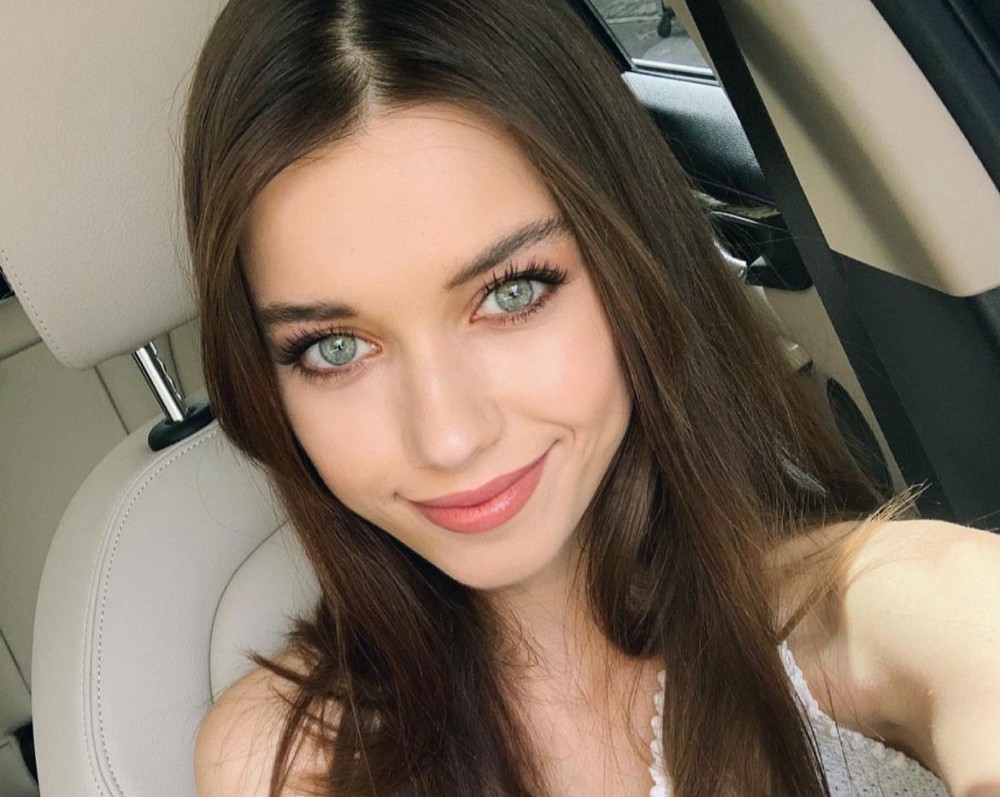 Афра Сарачолу сложи край на слуховете: разрив с Мерт Рамазан Демир и нов сериал с Кенан Имирзалъоулу Афра Сарачолу се появи на летището при завръщането си от Парижката седмица на модата и веднага попадна във фокуса на медиите. Журналистите я засипаха с въпроси както за личния ѝ живот, така и за новия ѝ професионален проект. Актрисата не избяга от темите и даде няколко категорични изявления, които предизвикаха вълна от коментари. Край на връзката с Мерт Рамазан Демир През последните месеци турската преса усилено пишеше, че отношенията ѝ с Мерт Рамазан Демир са в застой. Афра потвърди разрива с кратката, но крайна фраза: „Всичко е приключило, всичко е останало в миналото.“ С това актрисата сложи край на спекулациите и ясно заяви, че вече не е във връзка с колегата си от „Златно момче“. Коментар за възрастовата разлика с Кенан Имирзалъоулу Афра Сарачолу беше попитана и за обсъжданата разлика във възрастта между нея и Кенан Имирзалъоулу, с когото си партнира в новия сериал „A.B.İ“ (в българска адаптация: „Семейство – това е изпитание“). Тя реагира спокойно и дипломатично, като даде да се разбере, че обсъжданията в медиите не я притесняват. Нов сериал и рекордни хонорари Проектът, който ще събере двамата на екрана, носи работното заглавие „Семейство – това е изпитание“. Сюжетът разказва за мъж, който предава своето семейство преди години. Днес той е уважаван лекар, но животът ще го постави пред морална дилема, която ще го принуди да избира между съвестта и близките си. Журналистът Сина Кологлу разкри детайли за хонорарите на двамата актьори: Кенан Имирзалъоулу ще получава между 4,5 и 5 милиона турски лири на епизод. Афра Сарачолу ще заработва около 2,5 милиона лири за серия. Това я нарежда сред най-скъпоплатените млади актриси в турската телевизия.