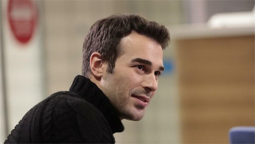 Красавецът Юсуф Чим: Мечтаеше да стане футболист и инженер, но покори турския свят с таланта и гласа си.