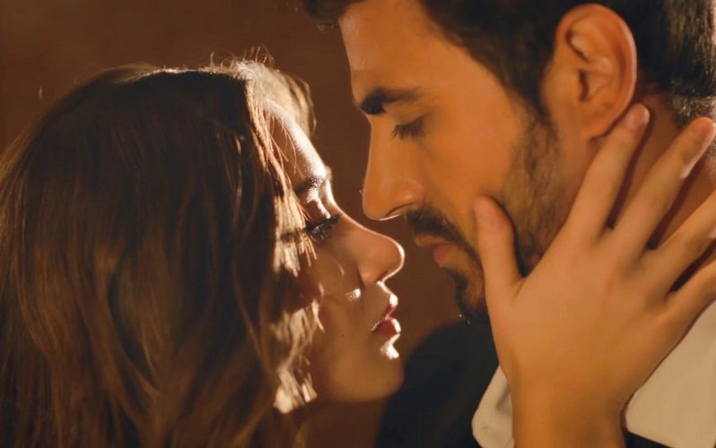 МЕЖДУ ЛЮБОВ И ОТМЪЩЕНИЕ: ТУРСКИЯТ СЕРИАЛ „МЕЖДУ“ ВЗРИВА НА ЕКРАНИТЕ ПРЕЗ 2025 Г.!