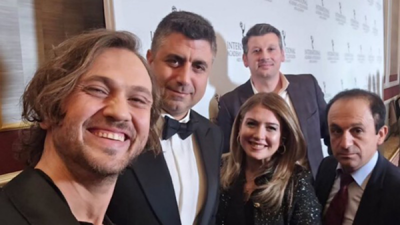 Сериалът „Геният“ спечели 53-тата награда „Еми“ за „Най-добър телевизионен сериал“