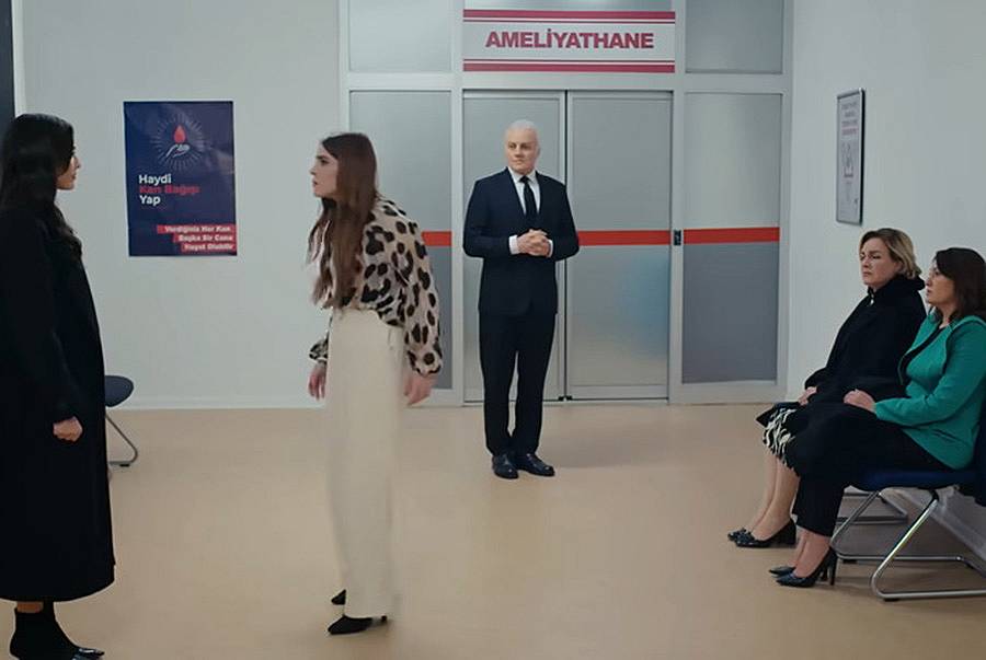 НАКРАТКО какво ще се случи в сезон 2, епизод 152 на турския сериал „Плен“, който можете да гледате всеки делничен ден от 16:00 часа по bTV.
Орхун претърпява дълга и изключително тежка операция.

Афифе, обезумяла от тревога, обвинява Хира за случилото се и настоява тя незабавно да напусне болницата. До Афифе е Нева, която се преструва на внимателна и всеотдайна.

Хира обаче отказва да си тръгне. Тя заявява, че няма да мръдне, докато не получи новини за Орхун. На нейна страна са Кенан и Нуршах, които пристигат в болницата, за да я подкрепят.

Нуршах си спомня за тайната, която обеща на Вуслат да не казва на Кенан.

След изтощителните часове операцията най-сетне приключва… но лекарят съобщава ужасяваща новина: куршумът е на изключително рисковано място и не може да бъде изваден.