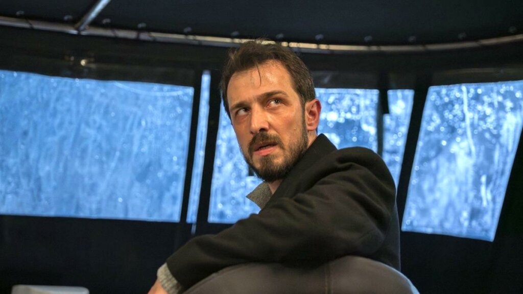 Край на глава: Епизод 113 от турския телевизионен сериал "Шербет от червена боровинка"