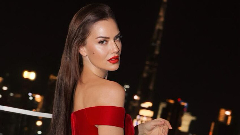 Фахрие Евджен във филмовата адаптация на романа „Брулени хълмове“