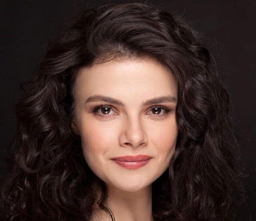 Синем Юнсал и тайната ѝ химия в „Далечен град“